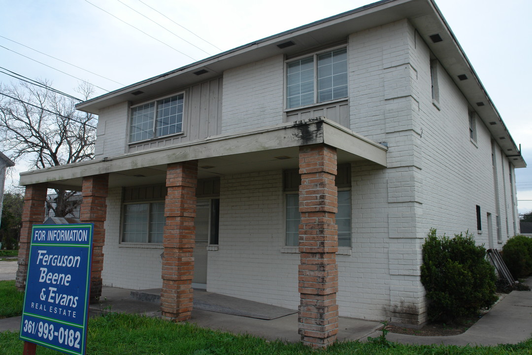 2111 King Ave in Kingsville, TX - Foto de edificio