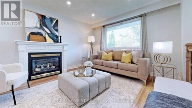 360 Dixon Blvd in Newmarket, ON - Building Photo - Building Photo