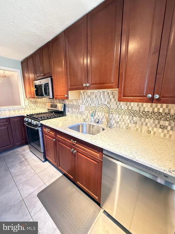 10002 Oakton Terrace Rd in Oakton, VA - Building Photo - Building Photo