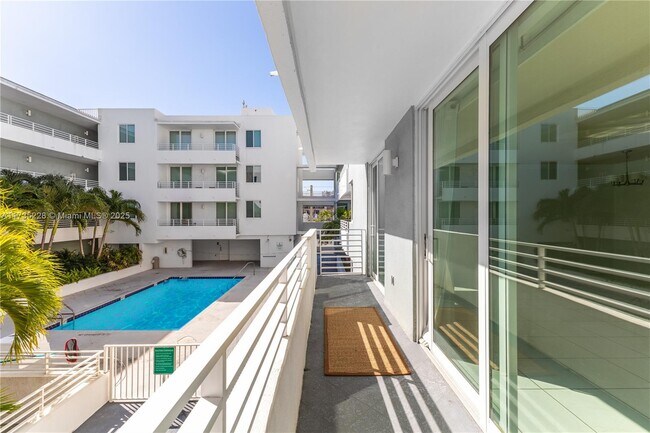 7800 Collins Ave, Unit 405 in Miami, FL - Building Photo - Building Photo