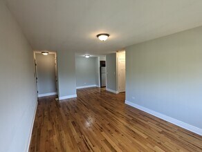 696 Elm Pl, Unit 102 in Highland Park, IL - Foto de edificio - Building Photo