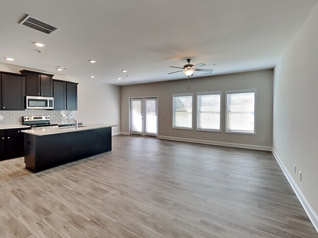 123 Wayne Ln in Canton, GA - Foto de edificio - Building Photo