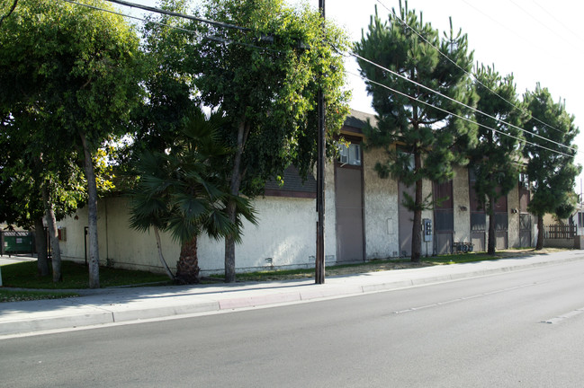 7052 Somerset Blvd in Paramount, CA - Foto de edificio - Building Photo