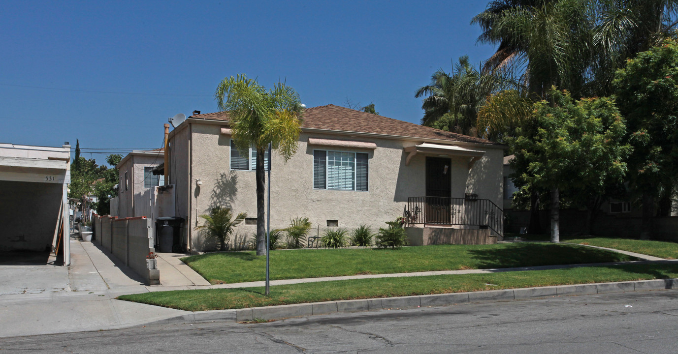533 E Elmwood Ave in Burbank, CA - Foto de edificio