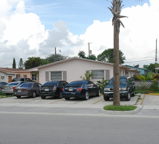 15940 NE 19th Pl in Miami, FL - Building Photo - Building Photo