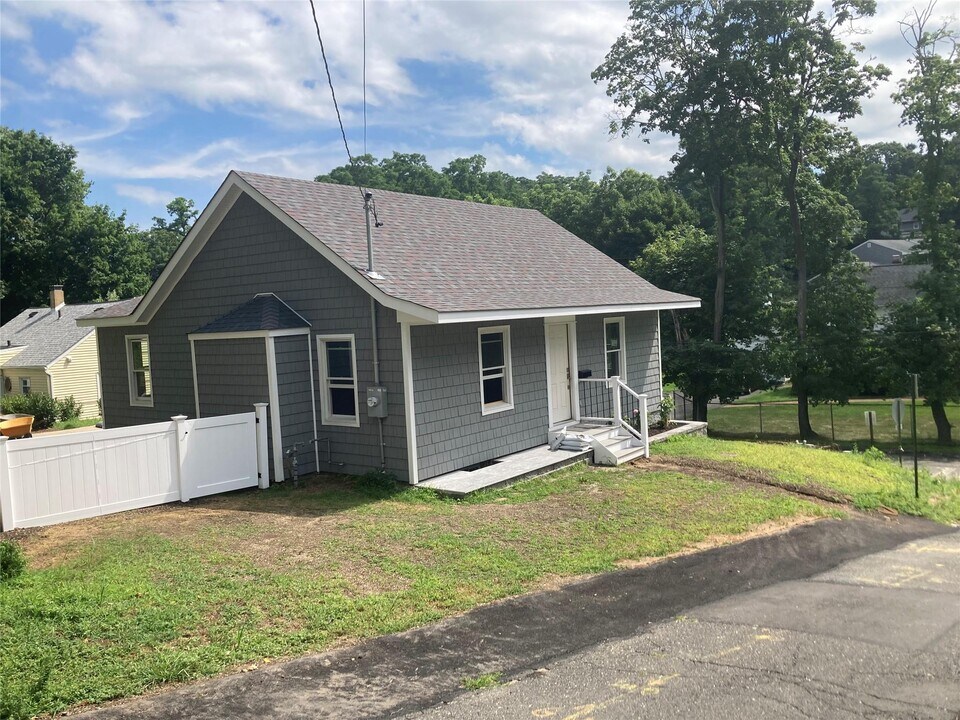 37 Grace St in Oyster Bay, NY - Building Photo