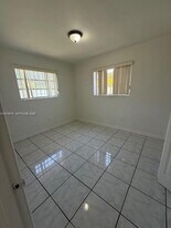 1075 NW 56th St in Miami, FL - Building Photo