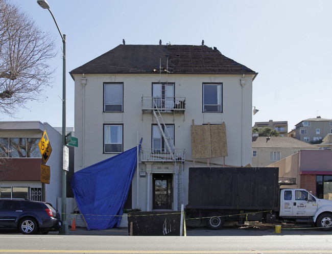 3008 Lakeshore Ave in Oakland, CA - Building Photo - Building Photo