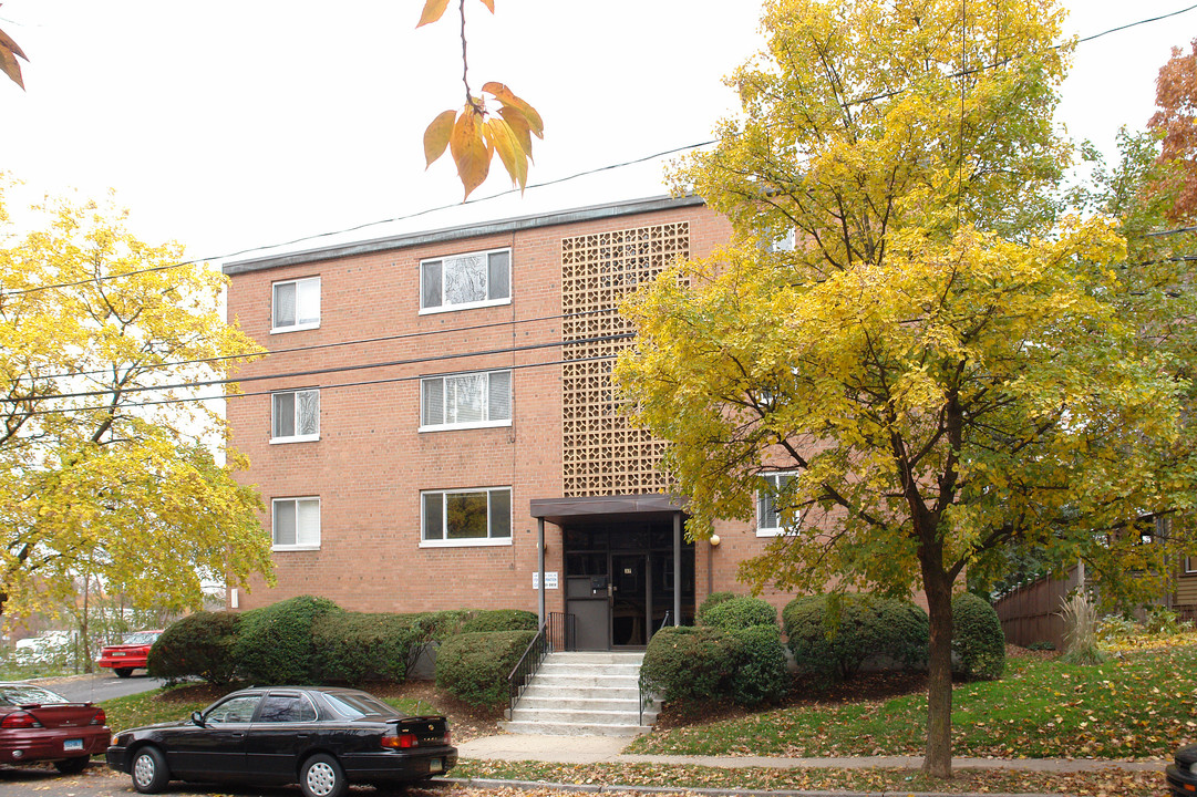 37 Kenyon St in Hartford, CT - Foto de edificio