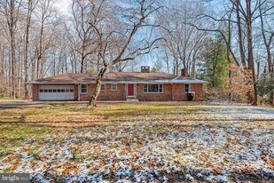 10624 Marbury Rd in Oakton, VA - Building Photo