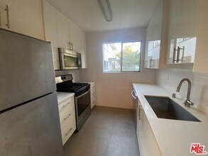 3130 S Barrington Ave in Los Angeles, CA - Building Photo - Building Photo