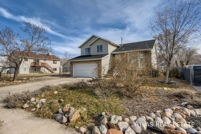 1516 1075 W in Clinton, UT - Foto de edificio - Building Photo