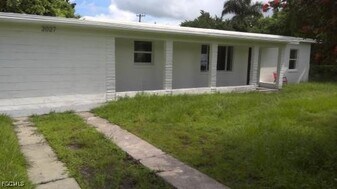 2027 Maravilla Cir in Ft. Myers, FL - Building Photo