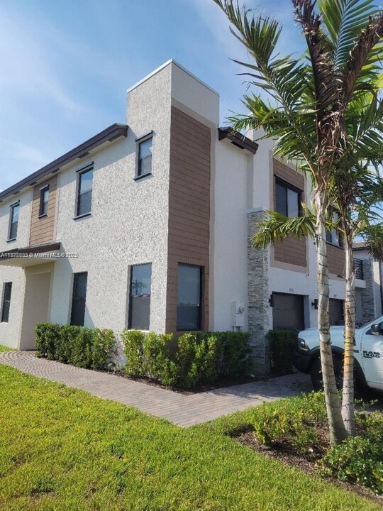796 NE 208th Terrace in North Miami Beach, FL - Foto de edificio