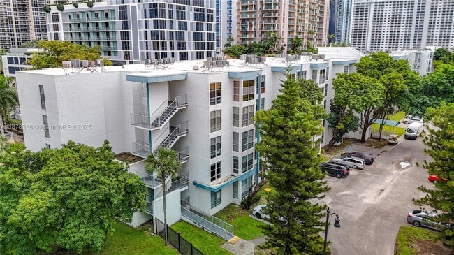 17620 Atlantic Blvd in Sunny Isles Beach, FL - Building Photo - Building Photo