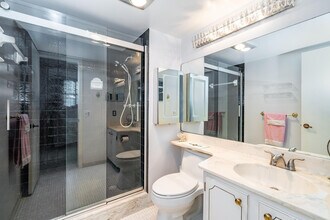 9500 N Hollybrook Lake Dr in Pembroke Pines, FL - Building Photo - Building Photo