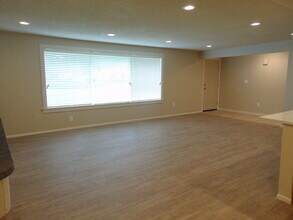 10454 NE 17th St in Bellevue, WA - Building Photo - Building Photo