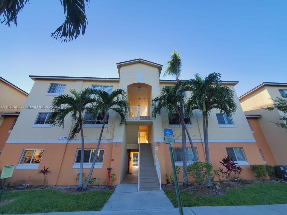 3610 N 56th Ave, Unit LAKEWOOD COMMUNITY in Hollywood, FL - Building Photo