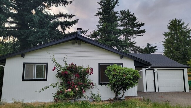 12747 NE Holladay St in Portland, OR - Building Photo - Building Photo