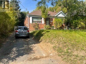 490 Coldstream Ave in Toronto, ON - Building Photo