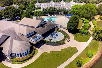 Walden Pond at East Moriches 55+ Community in East Moriches, NY - Foto de edificio - Building Photo