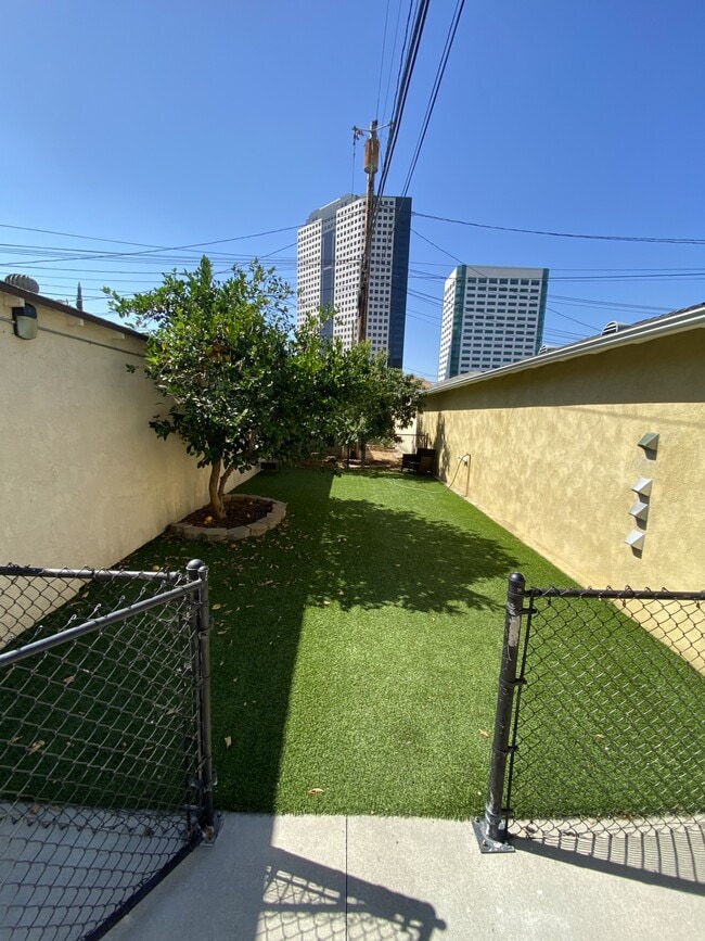 132 N Maple in Burbank, CA - Foto de edificio - Building Photo