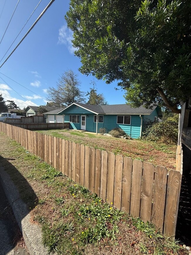 1040 Fenwick St in Coos Bay, OR - Building Photo - Building Photo
