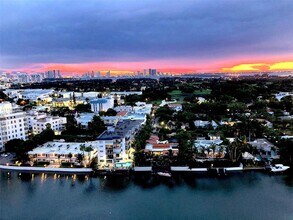 2555 Collins Ave in Miami, FL - Foto de edificio - Building Photo