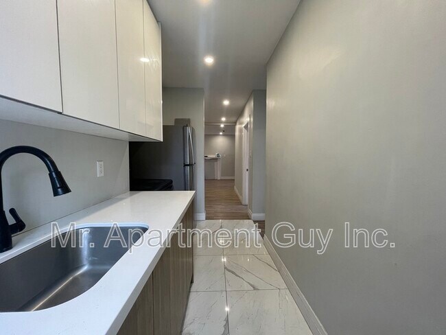 2 Balsam Ave S in Hamilton, ON - Building Photo - Building Photo