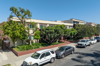 5400 - 5414 Newcastle Ave in Encino, CA - Building Photo - Building Photo