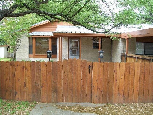 310 E Cedar St in Bertram, TX - Foto de edificio - Building Photo