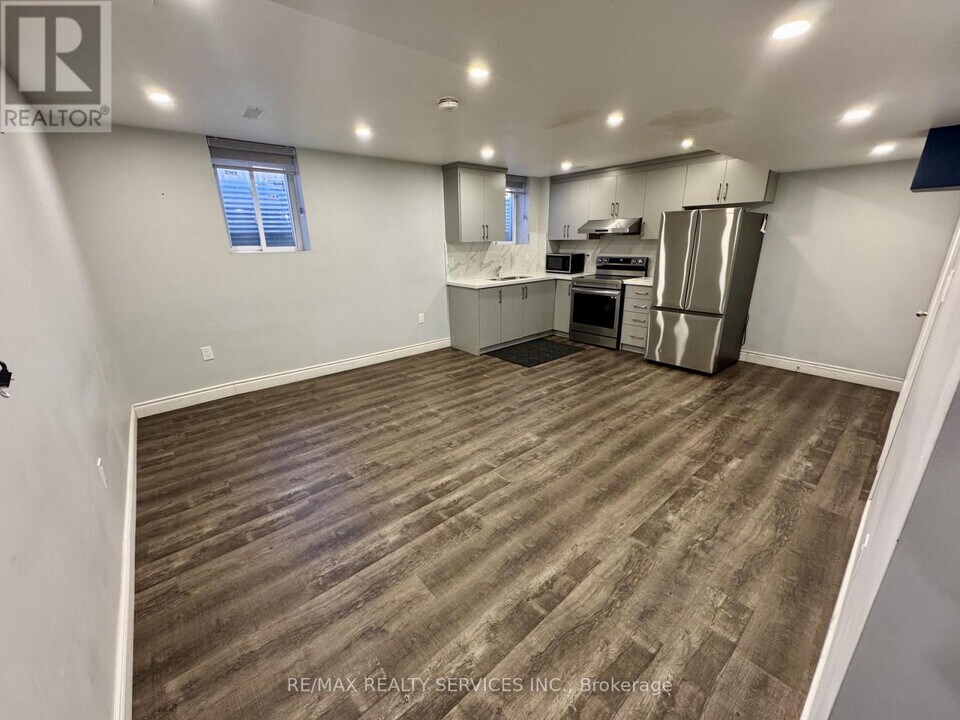 34 Elverton Cres in Brampton, ON - Building Photo