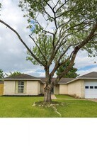 2706 Mayflower Landing Ct in Webster, TX - Building Photo