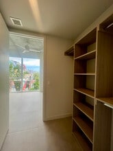 102 NW 30th St, Unit A4 in Miami, FL - Foto de edificio - Building Photo