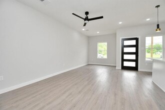 9806 Nedwald St in Houston, TX - Building Photo - Building Photo