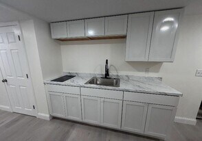 30 Gaglione Ct in Cranston, RI - Building Photo