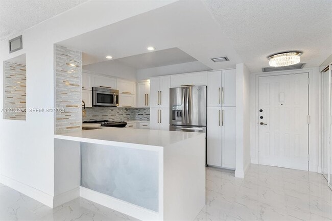 600 Parkview Dr, Unit 509 in Hallandale Beach, FL - Foto de edificio - Building Photo