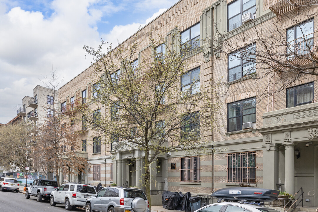 547 Lincoln Pl in Brooklyn, NY - Building Photo