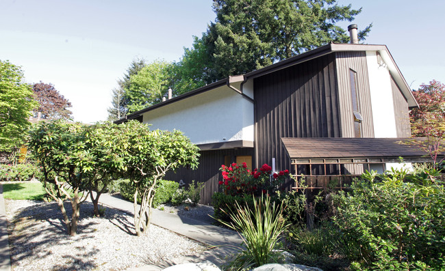 Sir James Court Apartments in Edmonds, WA - Foto de edificio - Building Photo