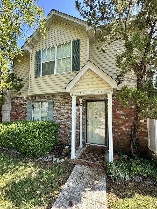 property at 8 E Chadwick Cir