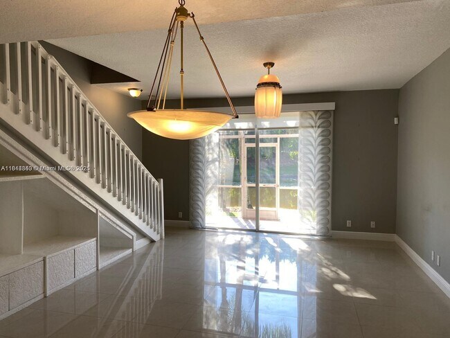 1390 Veracruz Ln in Weston, FL - Building Photo - Building Photo