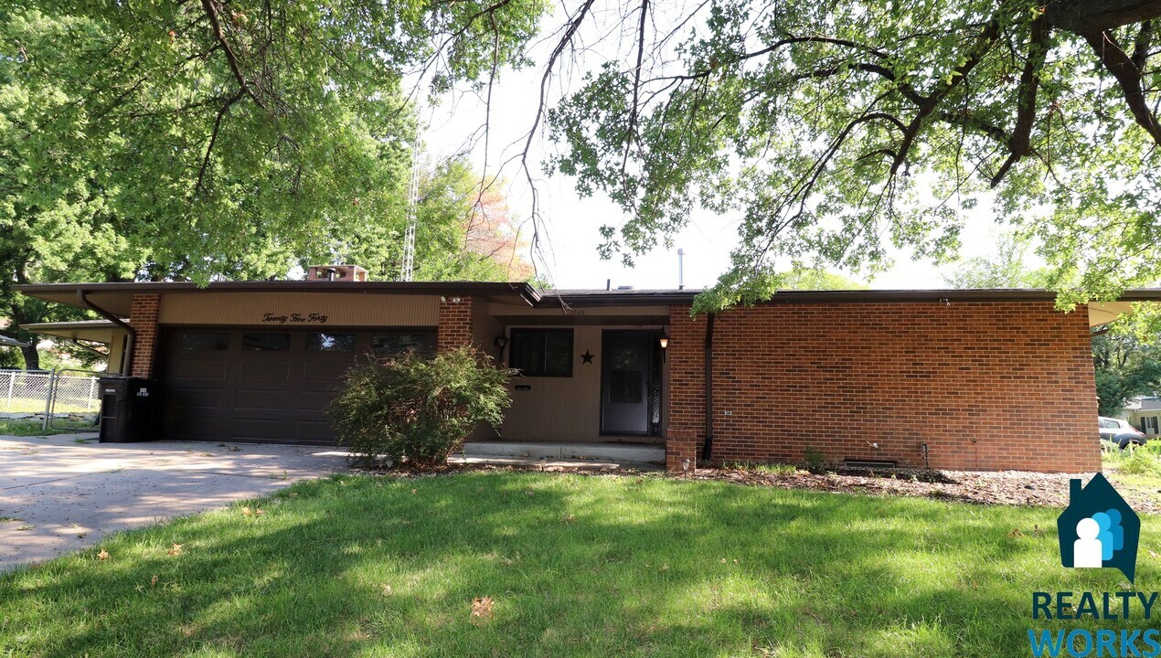 2540 St Thomas Dr in Lincoln, NE - Building Photo