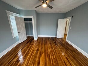 35 Cameron Ave, Unit 2 in Somerville, MA - Foto de edificio - Building Photo