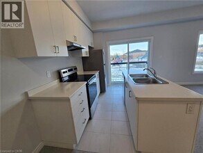 205 Thames Wy in Hamilton, ON - Building Photo - Building Photo