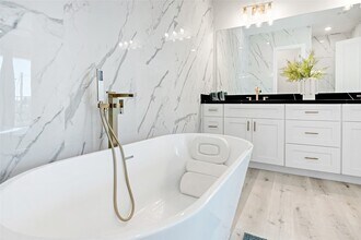 5908 St Augustine St in Houston, TX - Building Photo - Building Photo