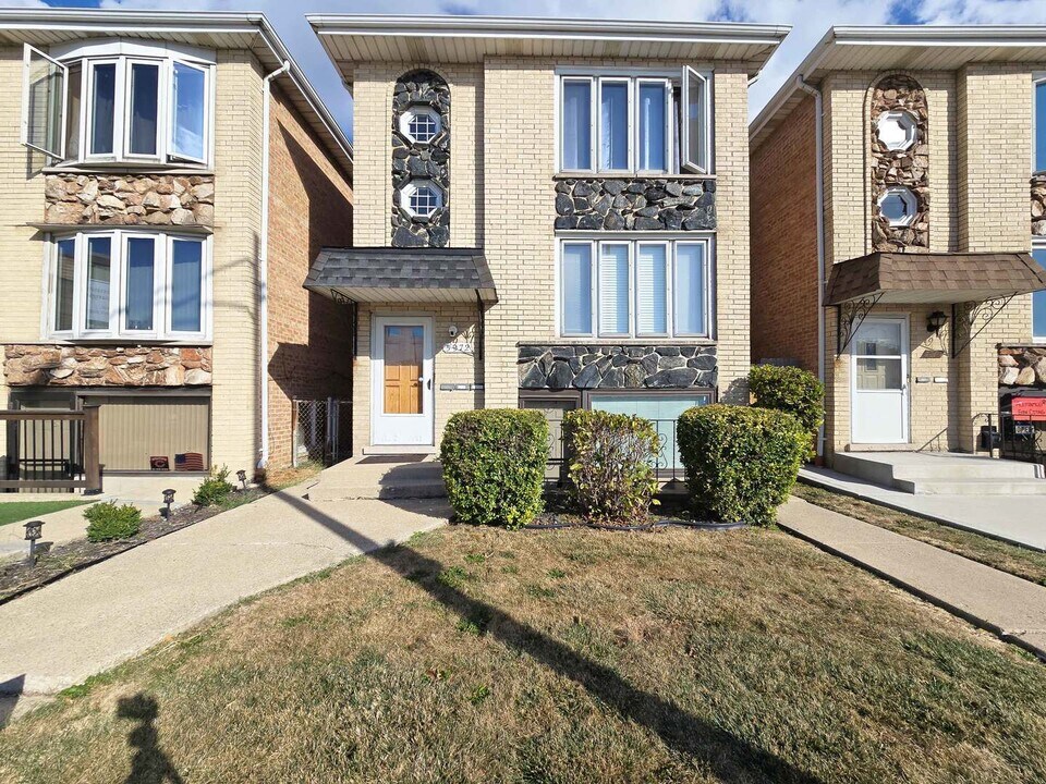 5972 S Archer Ave in Chicago, IL - Building Photo