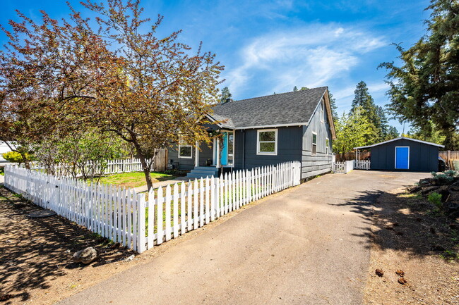 347 SW Cleveland Ave in Bend, OR - Building Photo - Building Photo