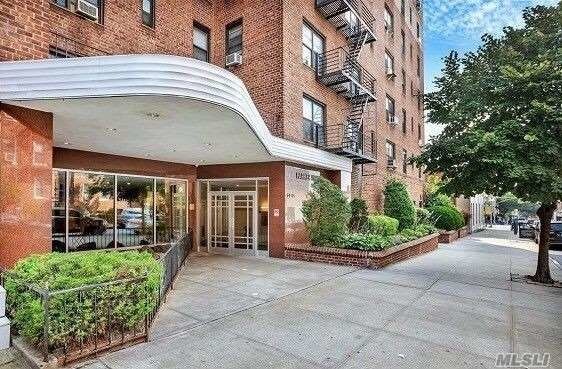 63-84 Saunders St-Unit -5V in Queens, NY - Foto de edificio