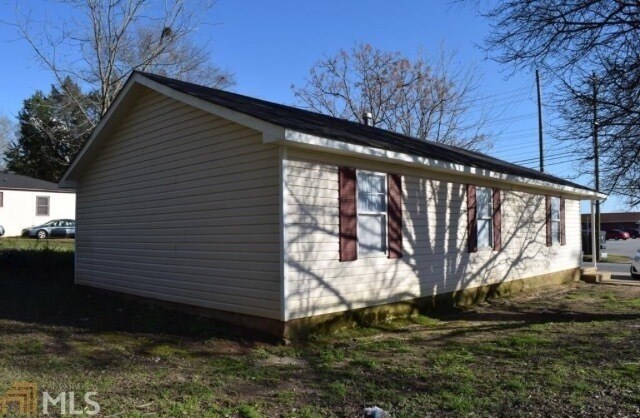 141 W Washington St in Newnan, GA - Building Photo