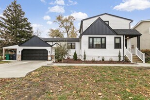 635 E Prairie Ave in Lombard, IL - Building Photo